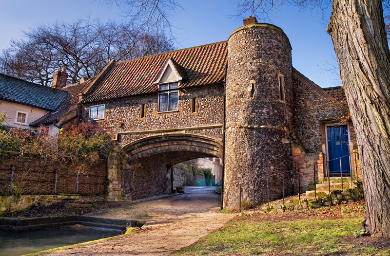 Norwich-pulls-ferry